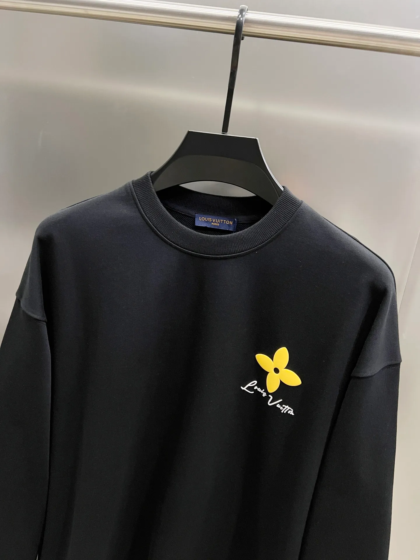 🅿️260 1v Louis* 2025 autumn and winter new style, customized double yarn fabric, round neck long-sleeved sweatshirt, classic large flower foaming technology design, high-end version! The same loose version for men and women S M L XL XXL five sizes color black white